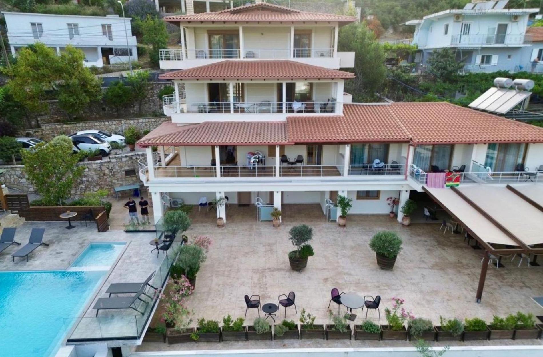 Royal 1967 Bed and Breakfast Himarë Eksteriør billede